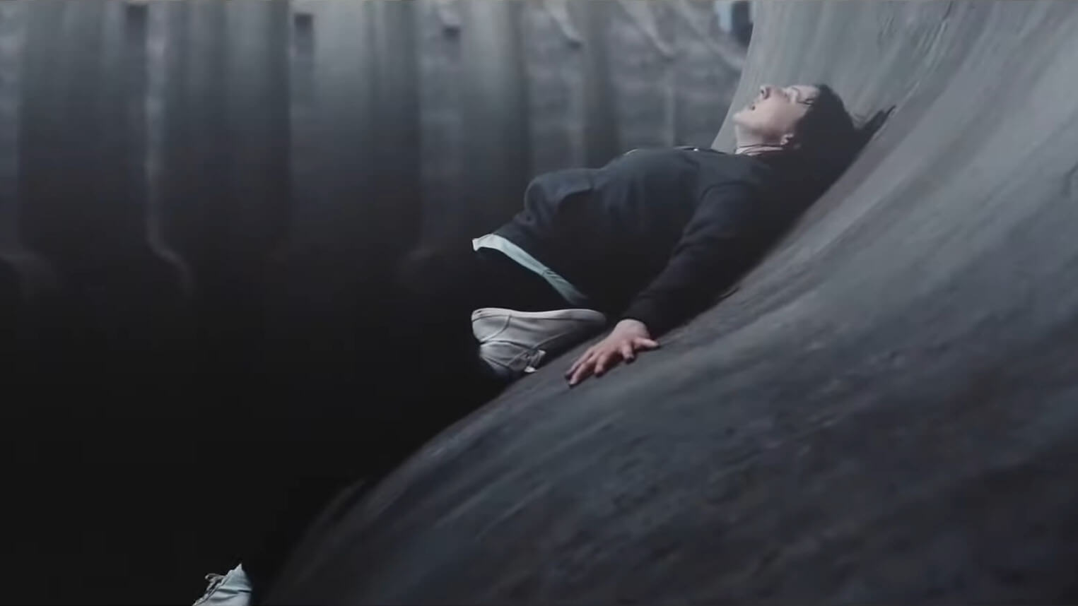 Curve: Minimalist Horror Straight Out Of Nightmares